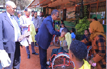 ቱሪዝም ማሰልጠኛ ኢንስቲትዩት ለአካል ጉዳተኛ ህጻናት የአልባሳት ድጋፍ አደረገ።